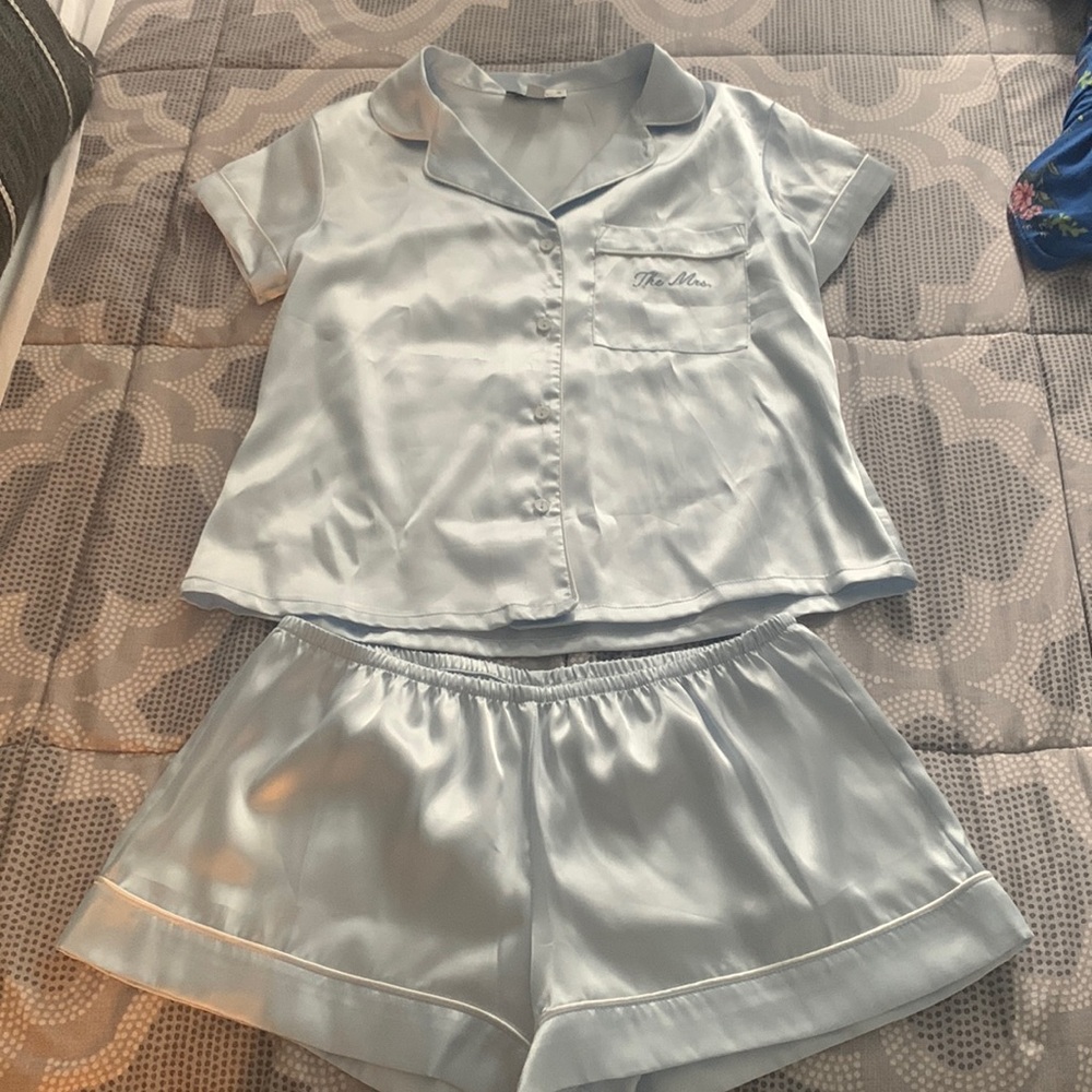 Baby blue silk feeling set for your wedding day! Worn for two hours